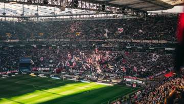厄德高前场右侧肋部拿球和赖斯撞墙！｜世界杯买球官网网站（配图示意）